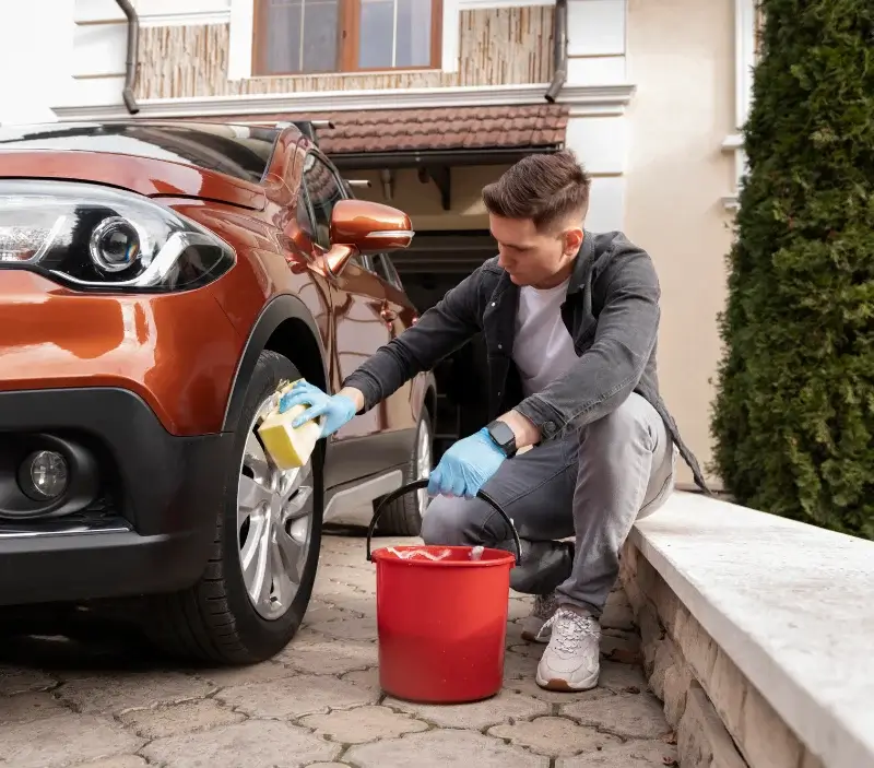 Lavage auto à domicile Sabres : professionnel intervenant sur un véhicule